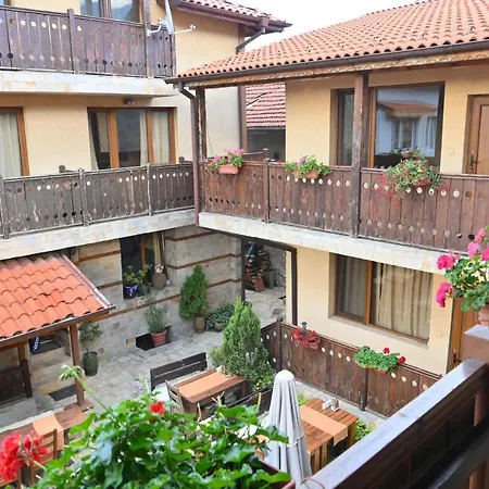 Nomads Hostel *